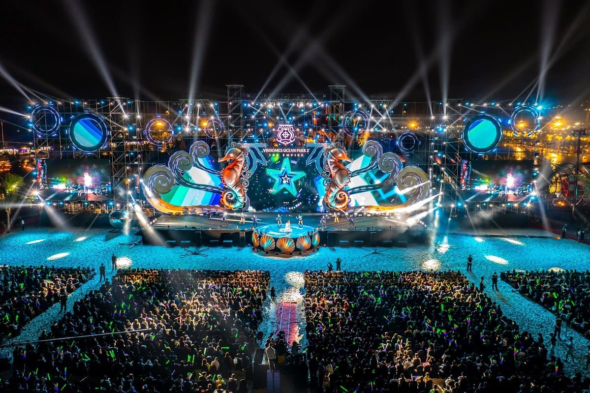 Hàng chục nghìn lượt khách tham gia lễ hội âm nhạc Summer Wave Park dịp lễ 30/4 - 1/5.