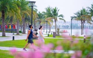 Không gian rộng thoáng với các hồ nước, công viên cây xanh, quảng trường giúp cư dân yên tâm vận động mà vẫn giữ khoảng cách an toàn.