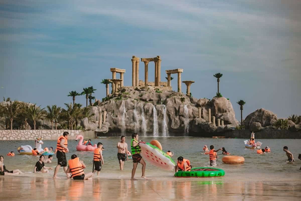 Khu vui chơi Royal Wave Park thu hút nhiều gia đình đến trải nghiệm.