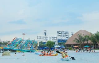 Nhiều hoạt động vui chơi, chèo thuyền diễn ra tại tổ hợp công viên biển tạo sóng nhân tạo Royal Wave Park.