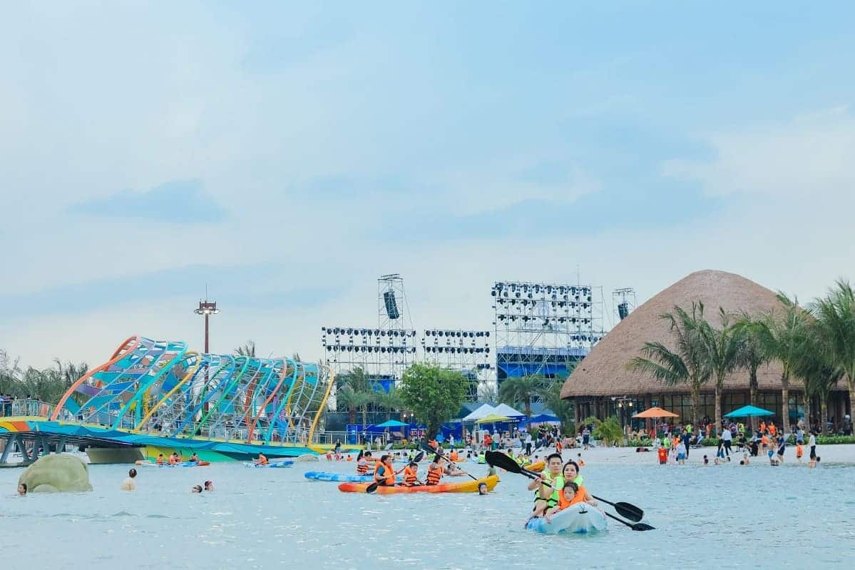 Nhiều hoạt động vui chơi, chèo thuyền diễn ra tại tổ hợp công viên biển tạo sóng nhân tạo Royal Wave Park.