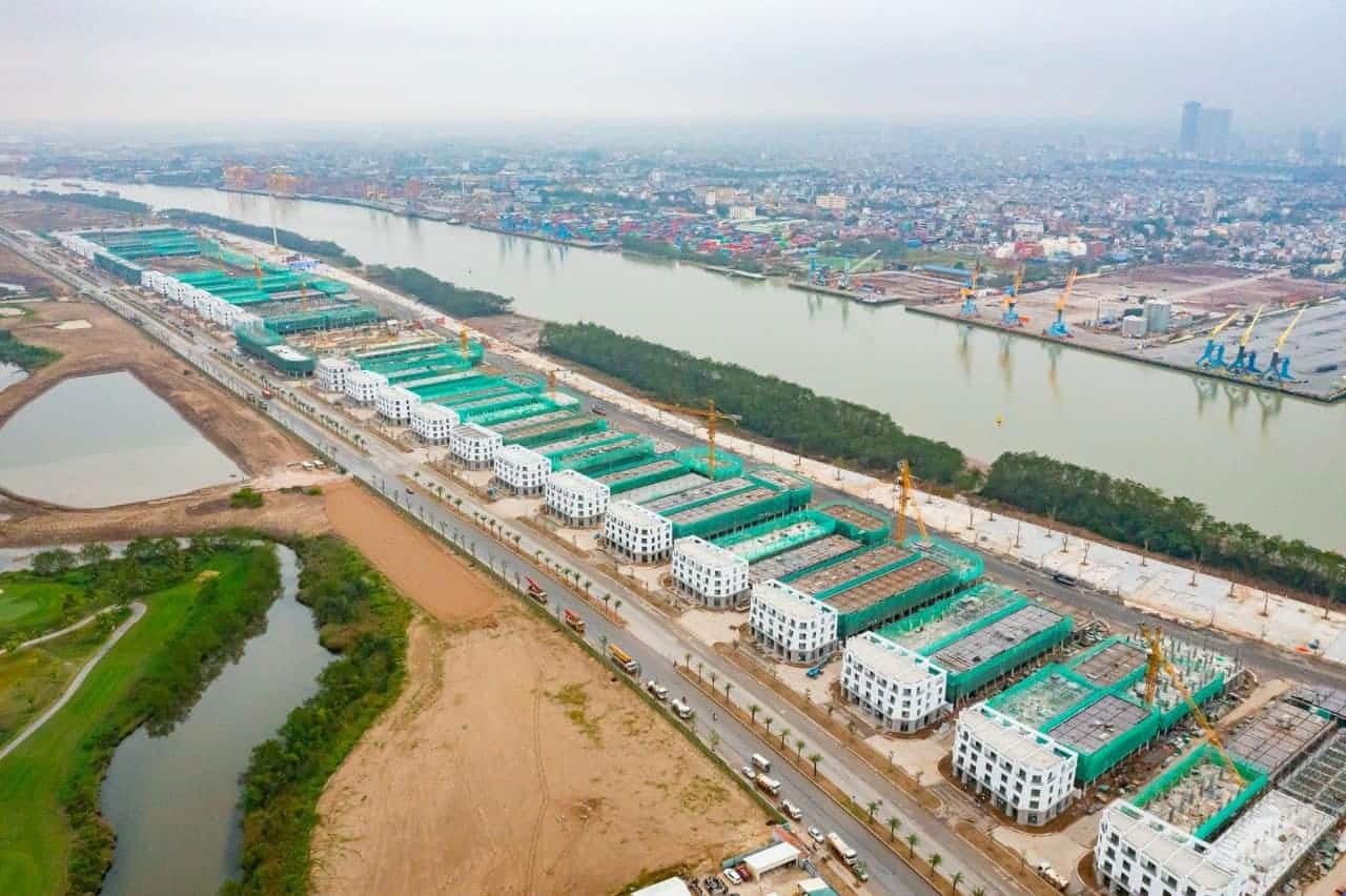 Hình ảnh tiến độ xây dựng dự án Vinhomes Royal Island vào tháng 03 năm 2024.