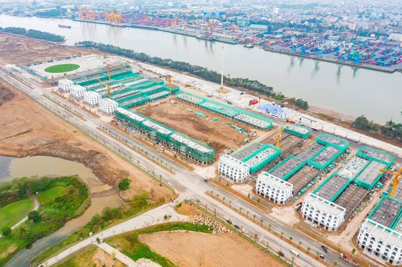 Hình ảnh tiến độ xây dựng dự án Vinhomes Royal Island vào tháng 03 năm 2024.