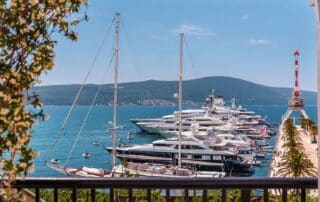 Sở hữu du thuyền, cư dân Vinhomes Royal Island hoàn toàn có thể yên tâm vì nơi neo đậu phương tiện ngay gần nơi mình ở.